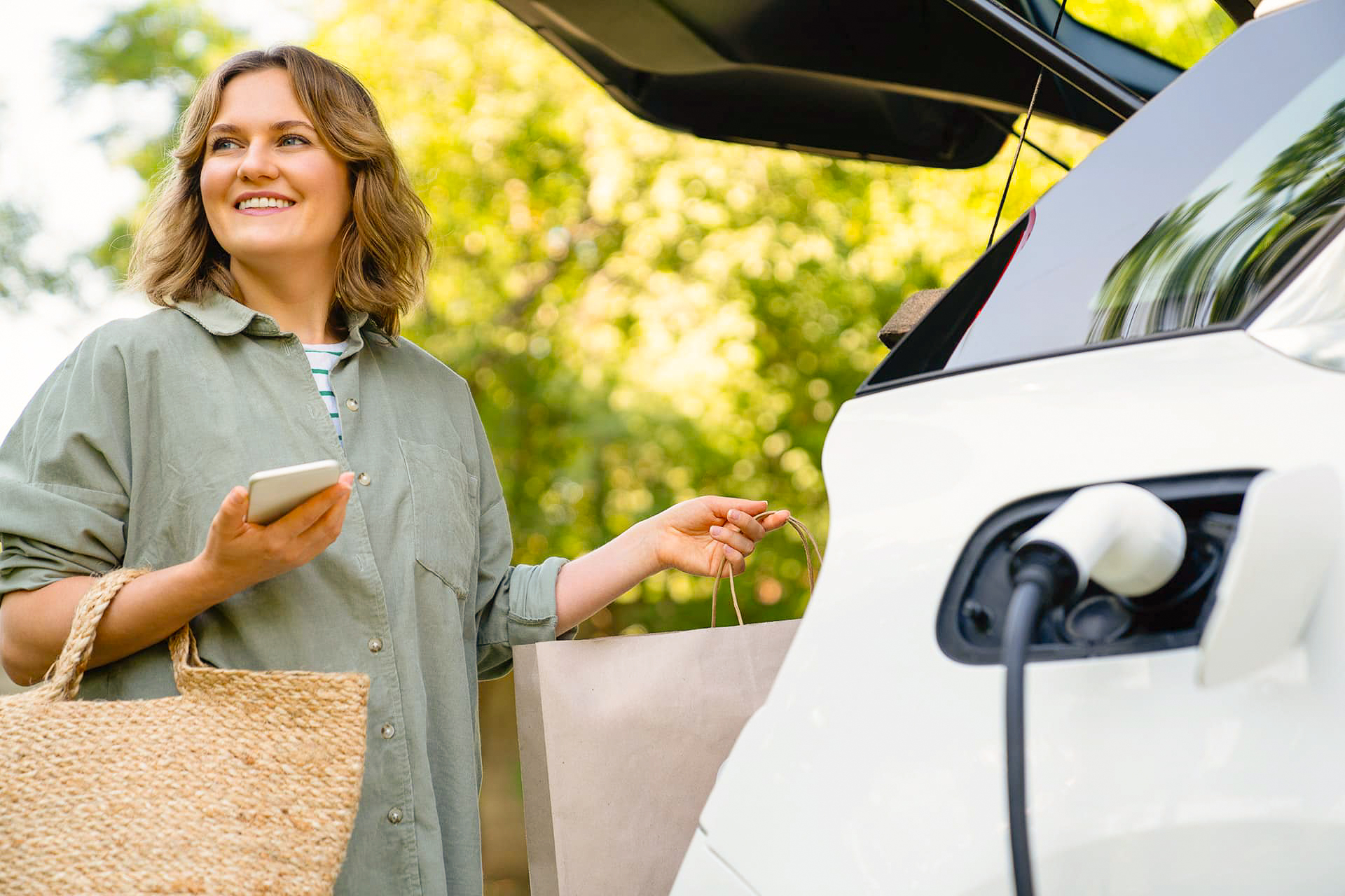 Abbildung Frau vor E-Auto